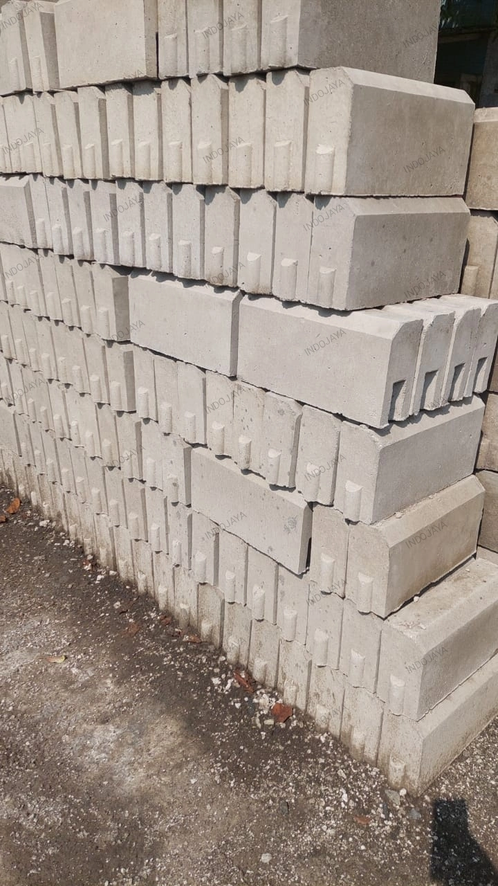 Stok kanstin jepit di pabrik beton precast