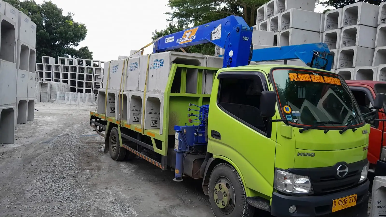 Pengiriman u ditch precast menggunakan truk untuk wilayah Serang
