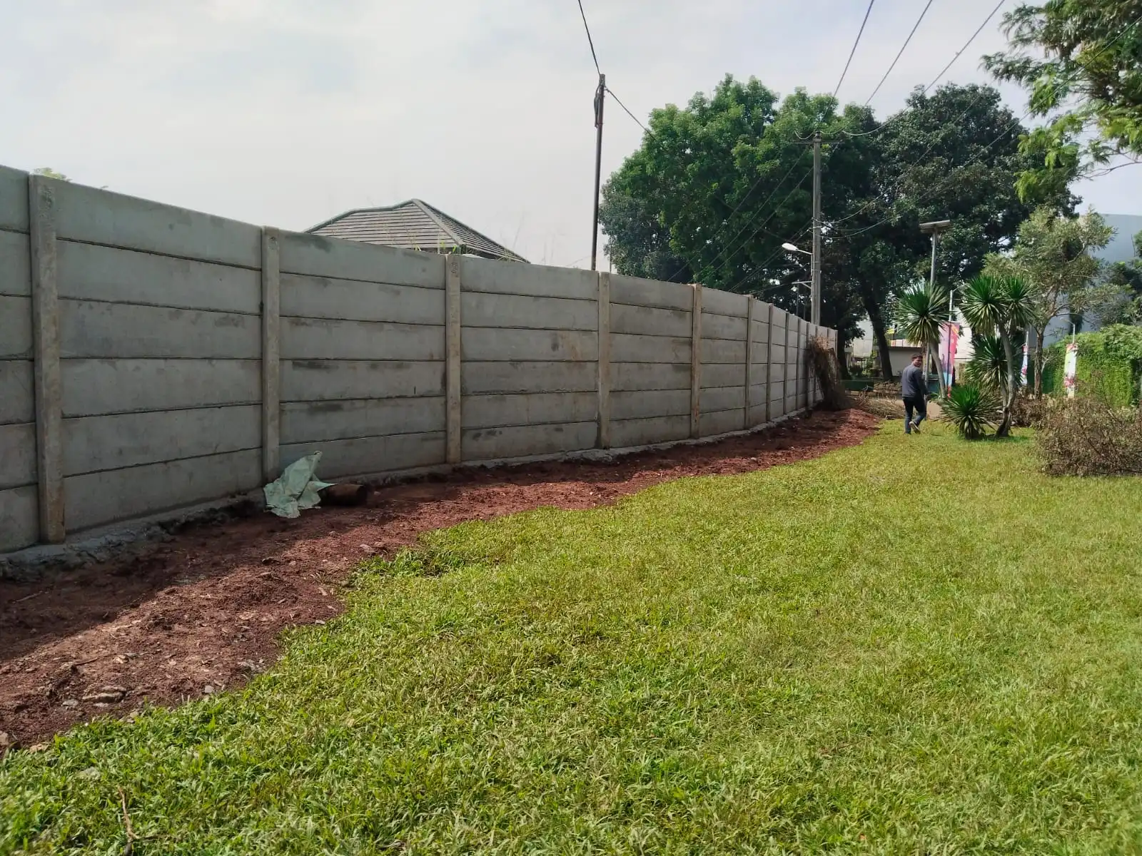 Proyek pemasangan dinding pagar panel di area Gunung Putri