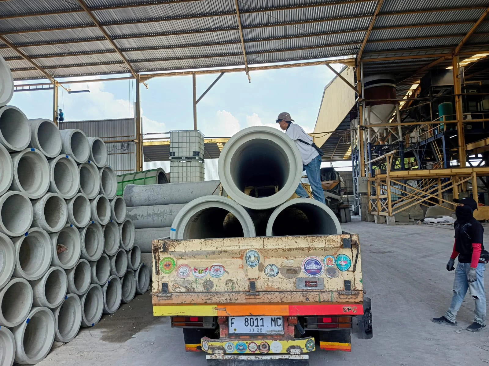 Proses muat produk pipa beton precast / buis beton dari pabrik