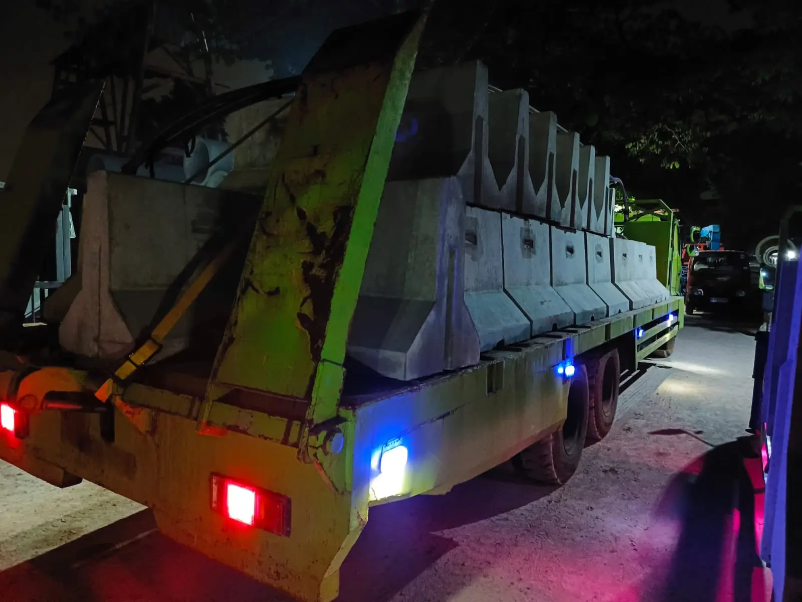 Pengiriman pembatas jalan concrete barrier MCB ke Tangerang