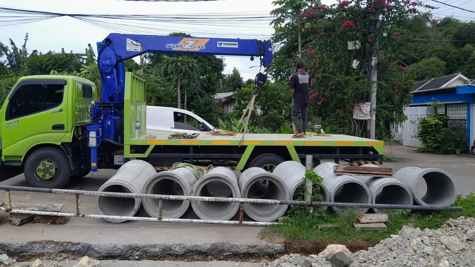 Armada pengiriman material pipa beton bertulang ke area Ciawi