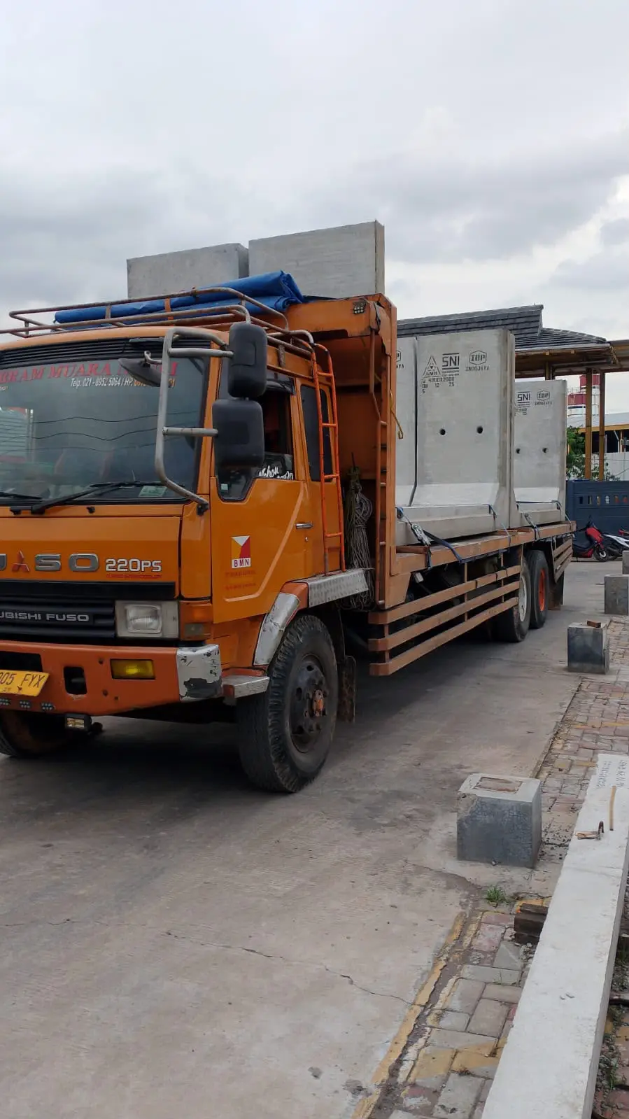 Proyek pengiriman pembatas jalan beton concrete barrier