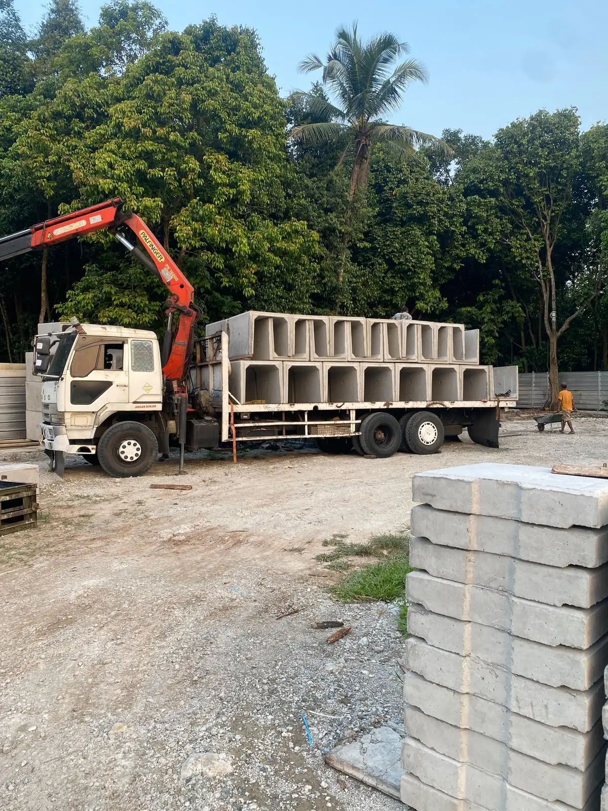 Proses muat produk u ditch saluran beton drainase ke atas truk