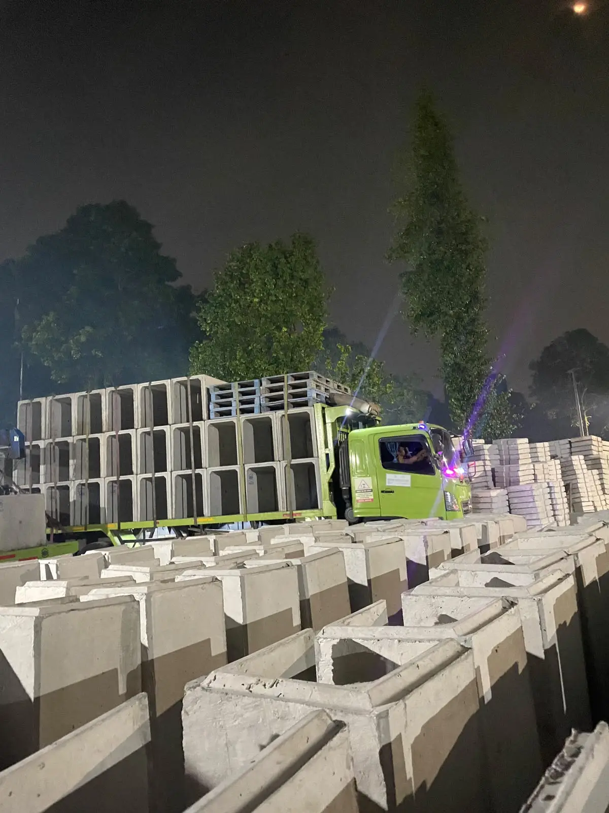 Proses kirim produk beton saluran drainase u ditch dari pabrik