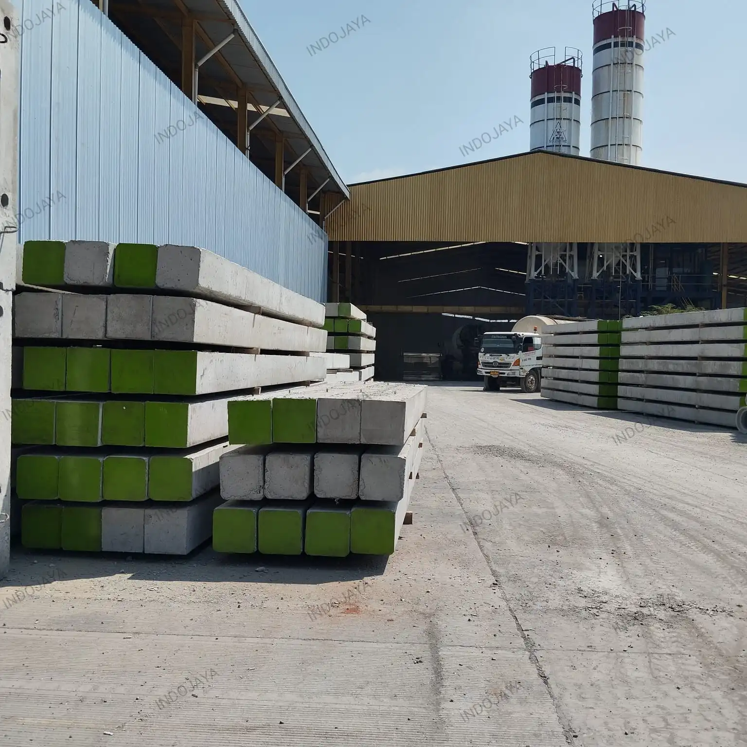 Stok produk paku bumi mini pile di area pabrik